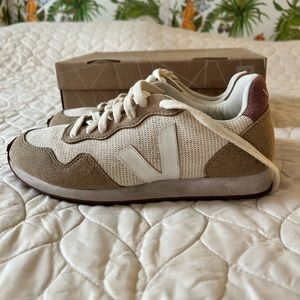 Veja Sneakers Size 38 Natural/White Dessert